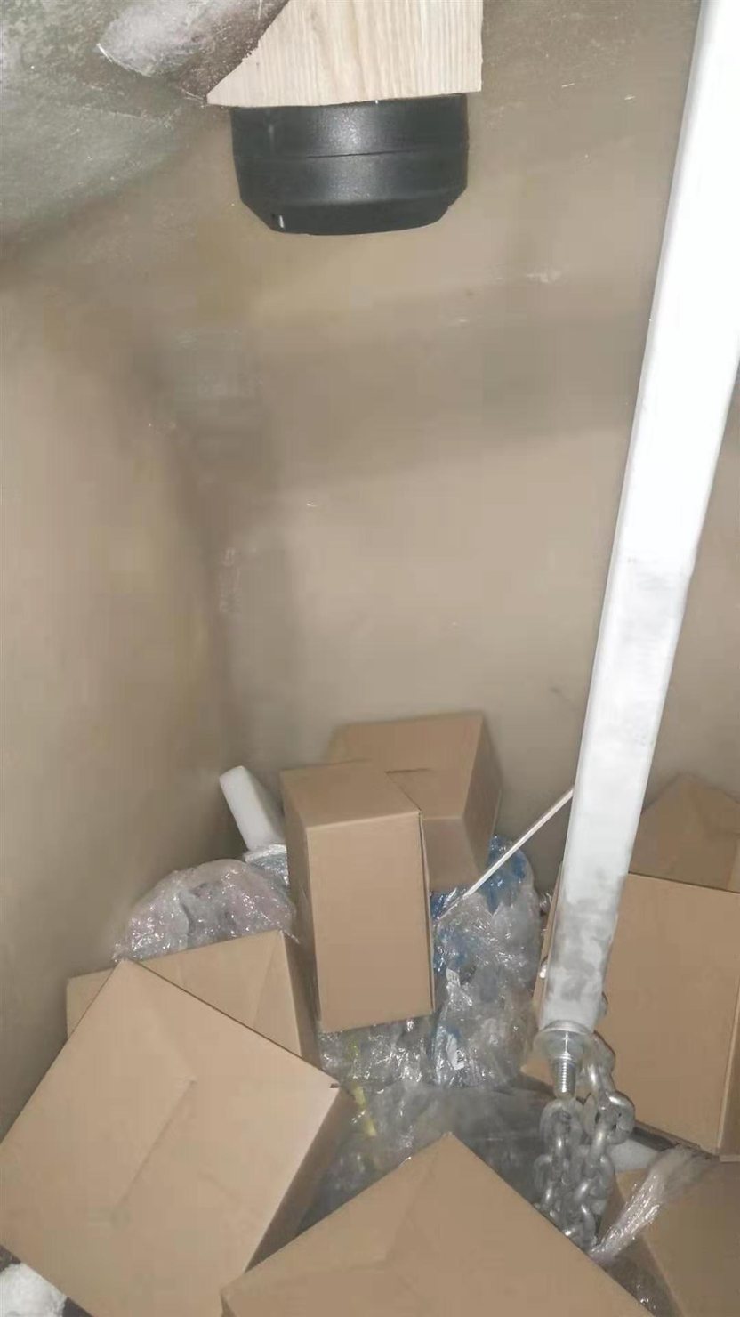 DF702 安装在公共垃圾桶内部顶部